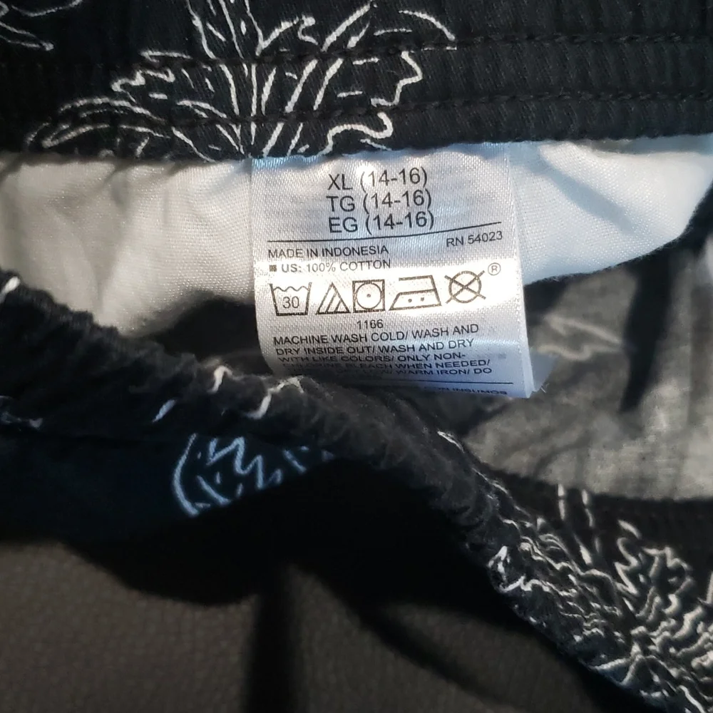 Old Navy shorts black and white size 14/16